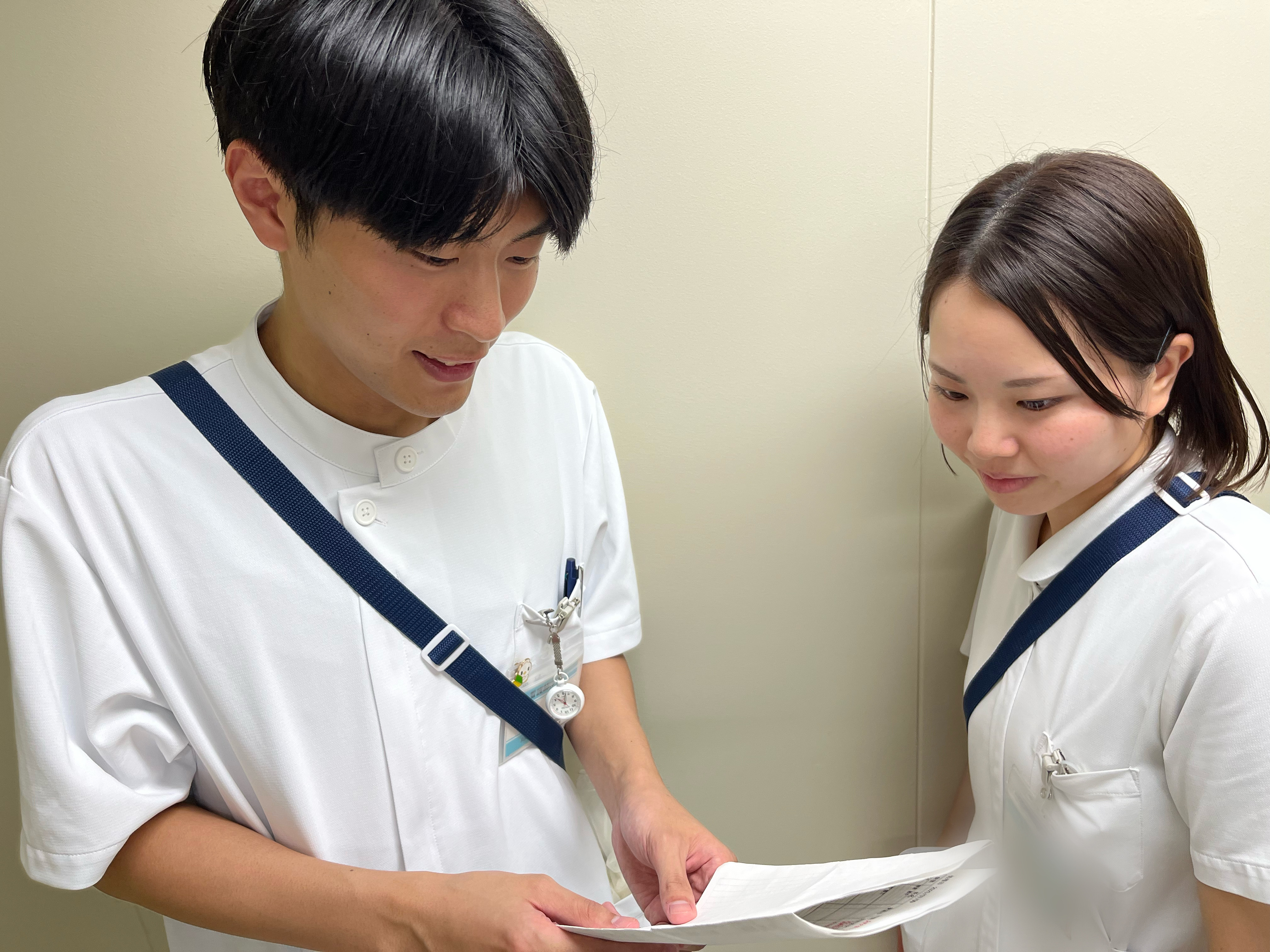 先輩看護師と１日の計画を確認します