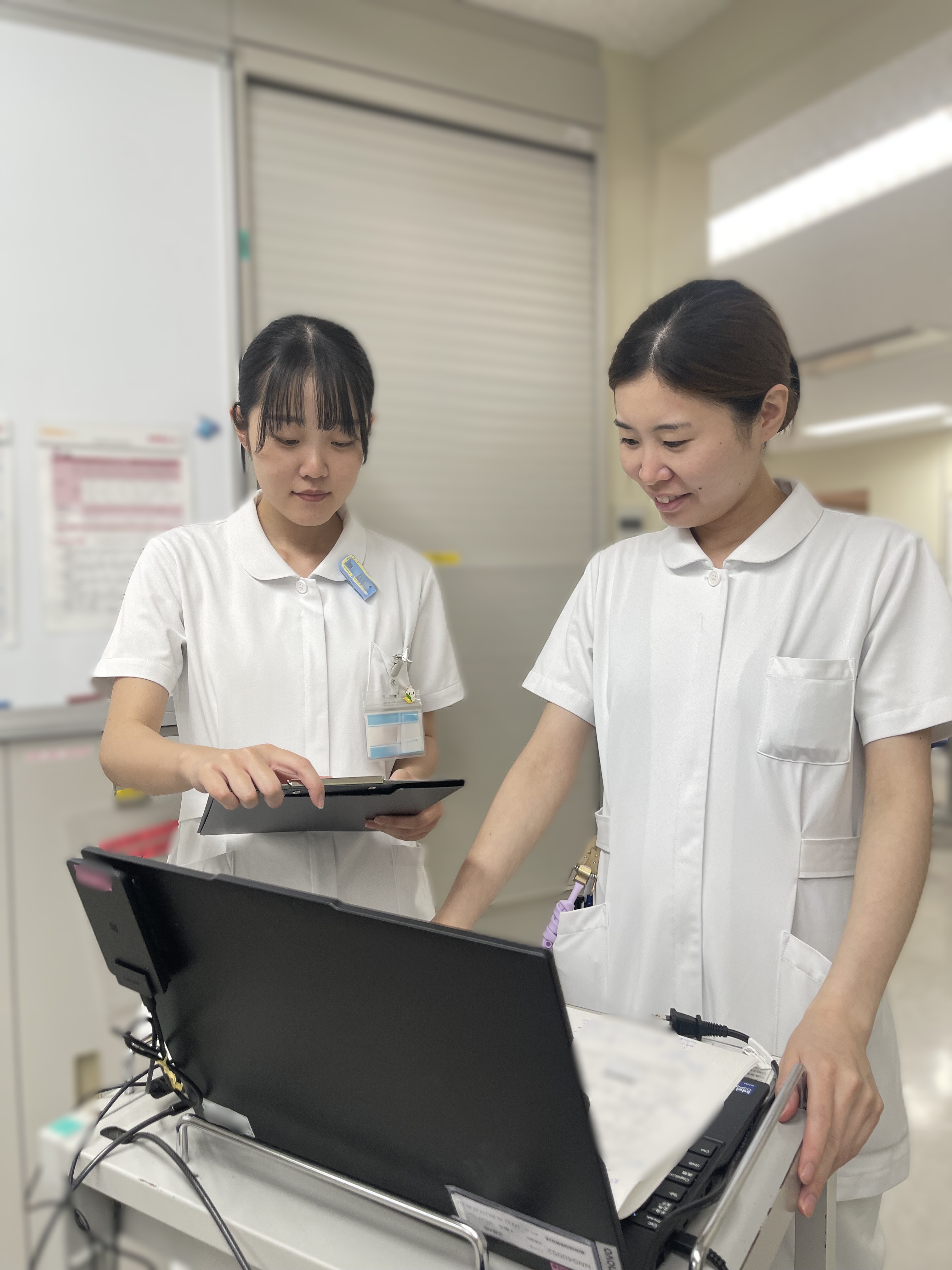 先輩看護師と行動計画を確認します