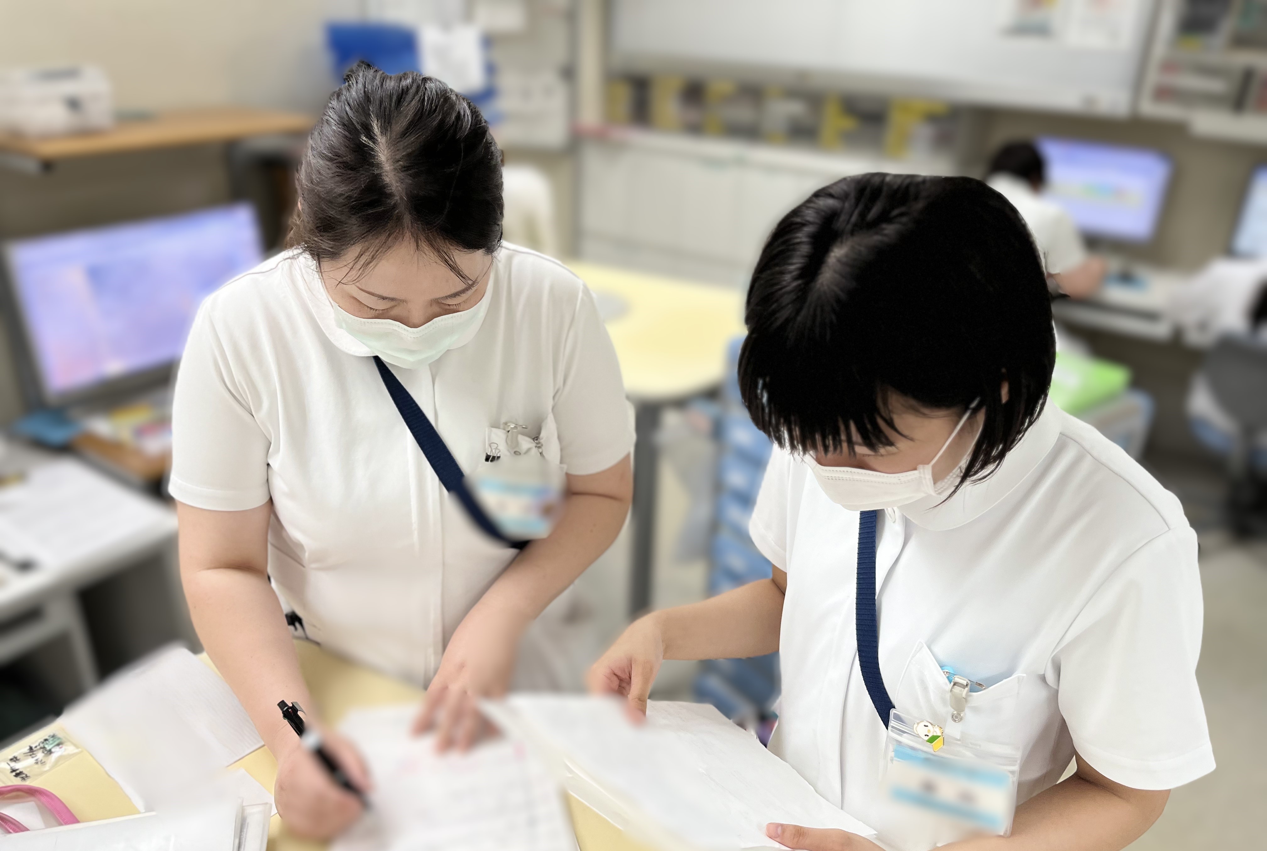 リーダー看護師への申し送りをします
