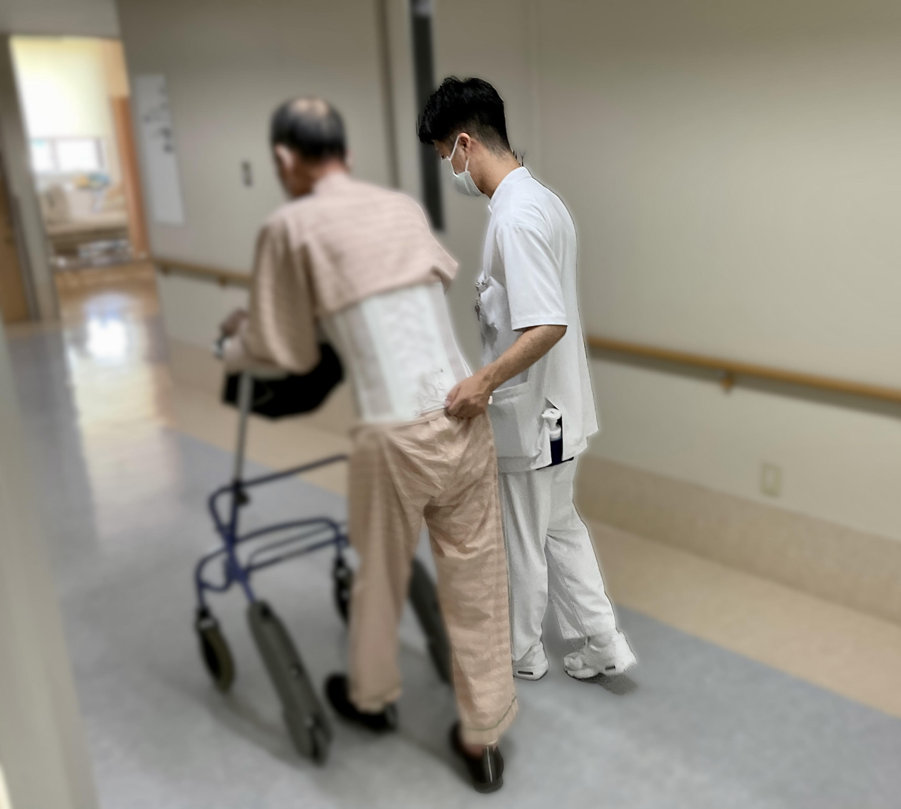 歩行介助を行います