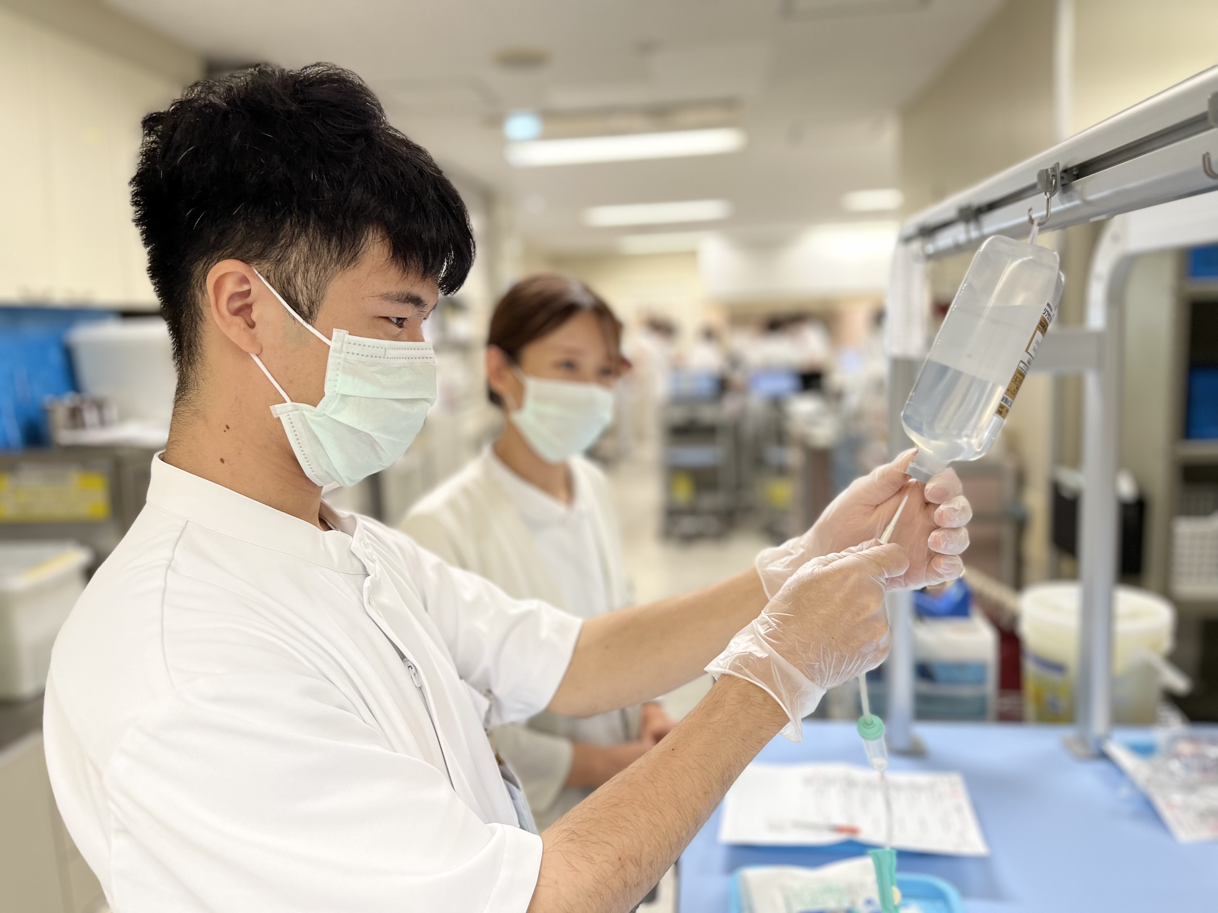 点滴の準備を行います